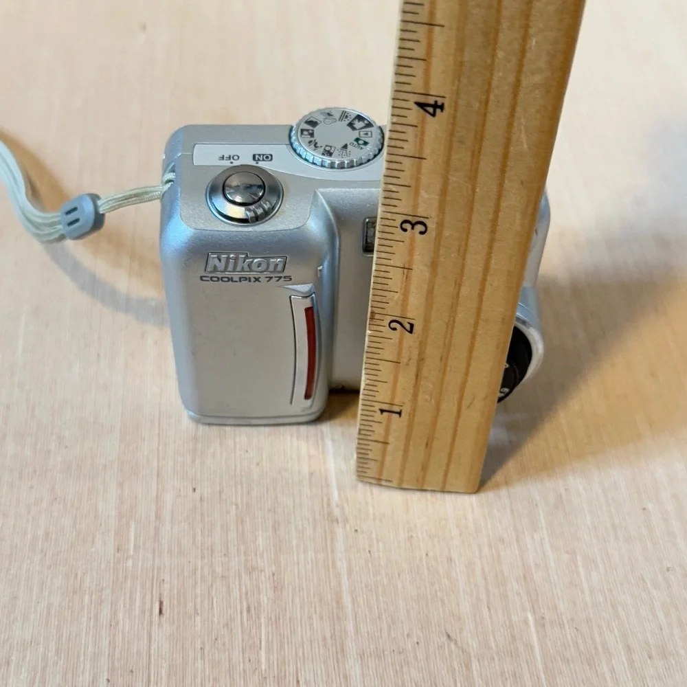 Nikon COOLPIX 775 2.0MP Digital Camera Silver “UNTESTED”Turns On No Charger Read